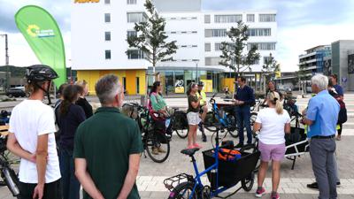 Grünen-Ortsverbandssprecherin Saskia Deller begrüßt den Fahrradexperten Hermino Katzenstein (mit Brille) auf dem Quartiersplatz in Bruchsal.