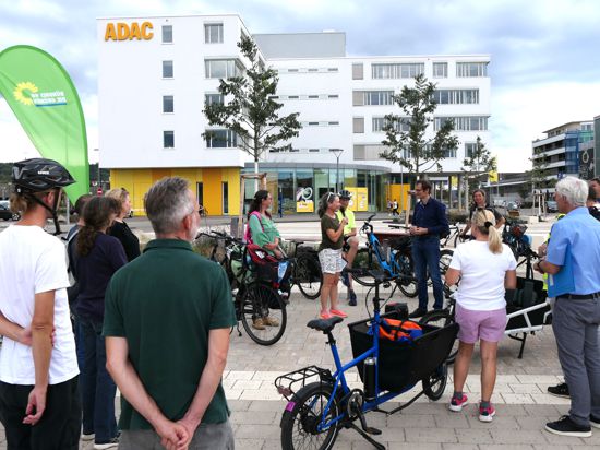 Grünen-Ortsverbandssprecherin Saskia Deller begrüßt den Fahrradexperten Hermino Katzenstein (mit Brille) auf dem Quartiersplatz in Bruchsal.