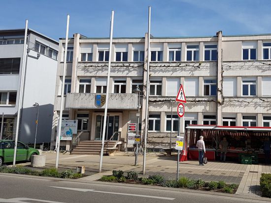Das Rathaus in Oberhausen-Rheinhausen ist auch am Tag der Deutschen Einheit ohne Beflaggung geblieben. 