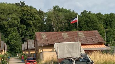 Die Schwarz-weiß-rote Reichsflagge weht über dem Gelände der Bruchsaler Kleintierzüchter. Das Gelände ist von der Bahnstrecke und der Bundesstraße gut einsehbar. 
