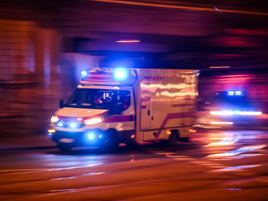 Ein Rettungswagen fährt mit Blaulicht zu einem Einsatz. (zu dpa: «Motorradfahrer von Auto erfasst und schwer verletzt») +++ dpa-Bildfunk +++