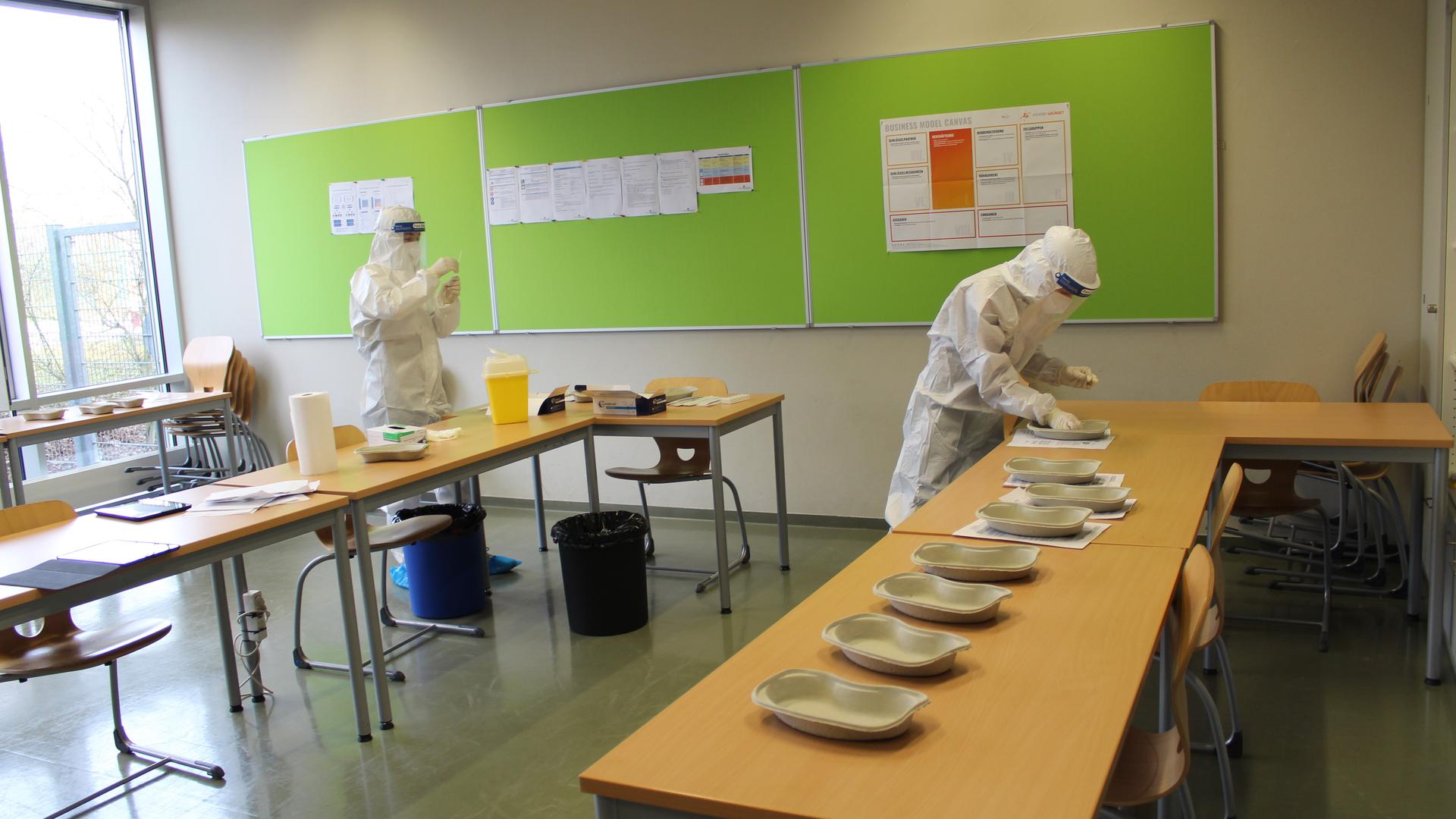 Vom Klassenzimmer zum Schnelltestraum: Medizinstudentinnen testen die Oberstufenschüler des Heisenberg-Gymnasiums Bruchsal. 