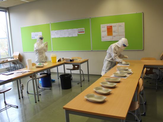 Vom Klassenzimmer zum Schnelltestraum: Medizinstudentinnen testen die Oberstufenschüler des Heisenberg-Gymnasiums Bruchsal. 