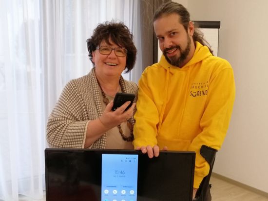 Nicole Wimmer und Thorsten Münch helfen Senioren ehrenamtlich bei Handy- und Computer-Fragen.