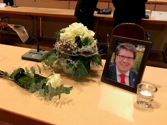 Sein Platz bleibt leer: Der Bruchsaler Gemeinderat trauert um Jens Skibbe. Bei der Sitzung am Dienstag zeigten sich viele in tiefer Trauer.  