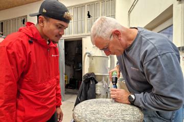 Stadelwieser – Seit vier Wochen arbeitet Sione aus Neuseeland in der Steinmetzwerkstatt Stadelwieser. „Für unseren Betrieb ist Sione eine absolute Bereicherung“, sagt Stephan Spiegel (rechts). 