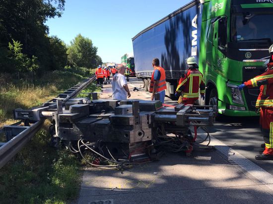 Unfall mit vier Lastwagen auf der Autobahn 5 zwischen Raststätte Bruchsal und der Anschlussstelle Kronau am Donnerstag, 30. Juli, 2020. 