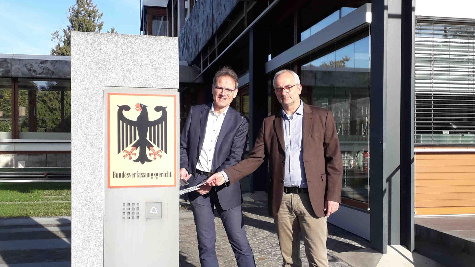 Foto: HWK-Hauptgeschäftsführer Michael Auen (rechts im Bild) und Markus Liebendörfer, Vorstand der Lebenshilfe Bruchsal-Bretten, reichen Beschwerde beim Bundesverfassungsgericht ein.