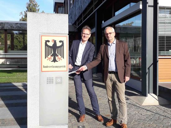 Foto: HWK-Hauptgeschäftsführer Michael Auen (rechts im Bild) und Markus Liebendörfer, Vorstand der Lebenshilfe Bruchsal-Bretten, reichen Beschwerde beim Bundesverfassungsgericht ein.