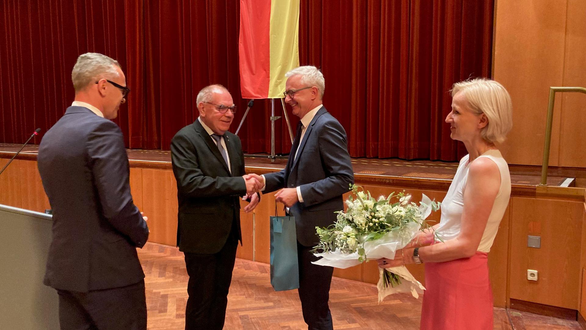 Eberhard Roth (Zweiter von links) gratuliert Christoph Schnaudigel (Zweiter von rechts). Für die Frau des Landrats, Adelheid Breitschwerdt, gab es Blumen. Sven Weigt (links) leitete die Wahlen.