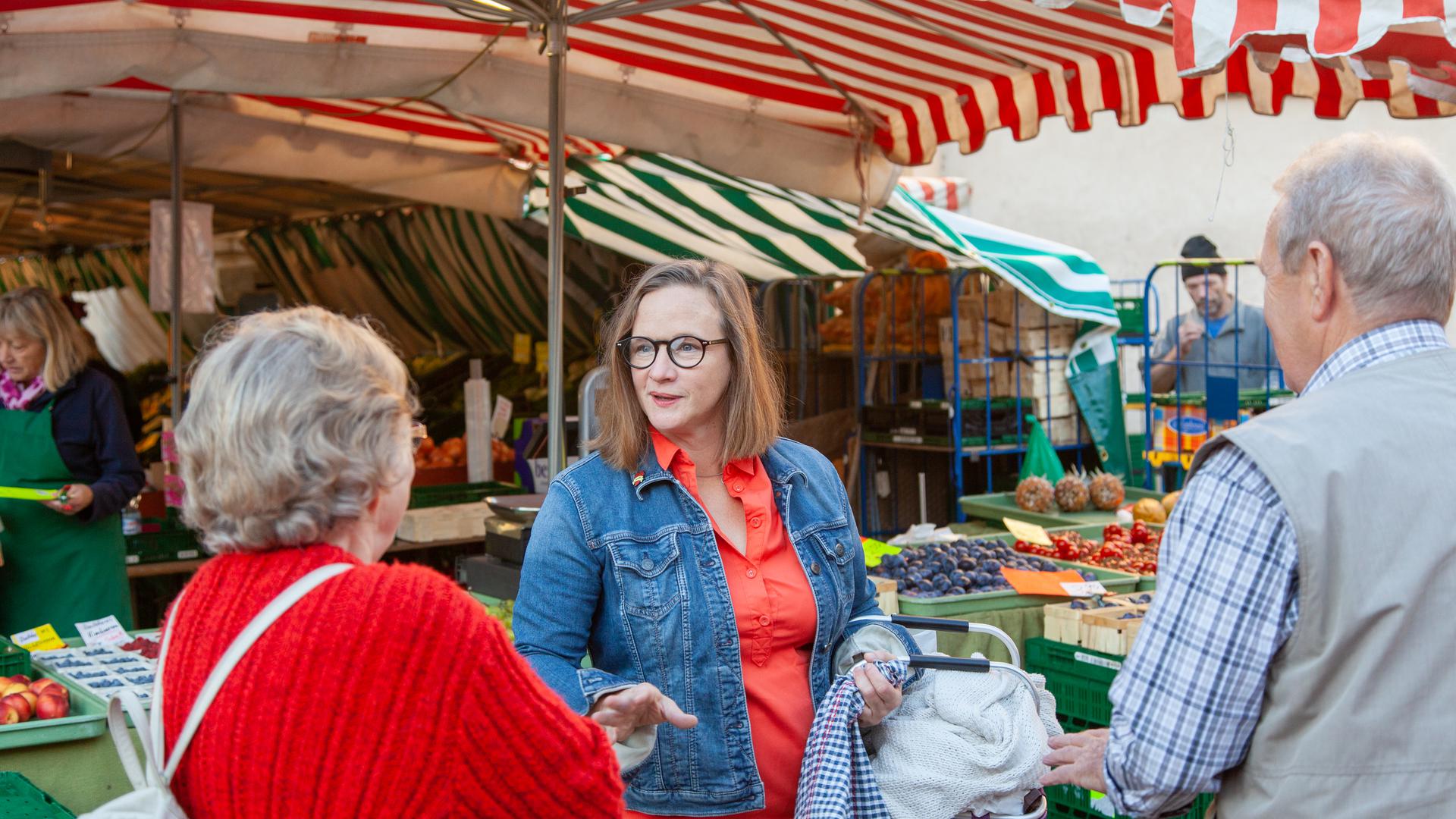 Alexandra Nohl, SPD-Landtagskandidatin auf dem Bruchsaler Wochenmarkt
