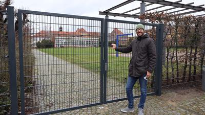 Eines Tages war einfach zu: Mit seiner Tochter spielte Clemens H. gerne auf der Wiese (im Hintergrund). Doch die Stadt ließ wegen Vandalismus und Beschädigungen den Zugang zu Wiese und Schulhof mit einem hohen Zaun absperren.

