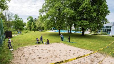 Für die kommende Freibadsaison haben Mitglieder des Förderverein in Heidelsheim die Grünanlagen gepflegt. Für den Austausch des Sandes im Volleyballfeld war es zu nass. 