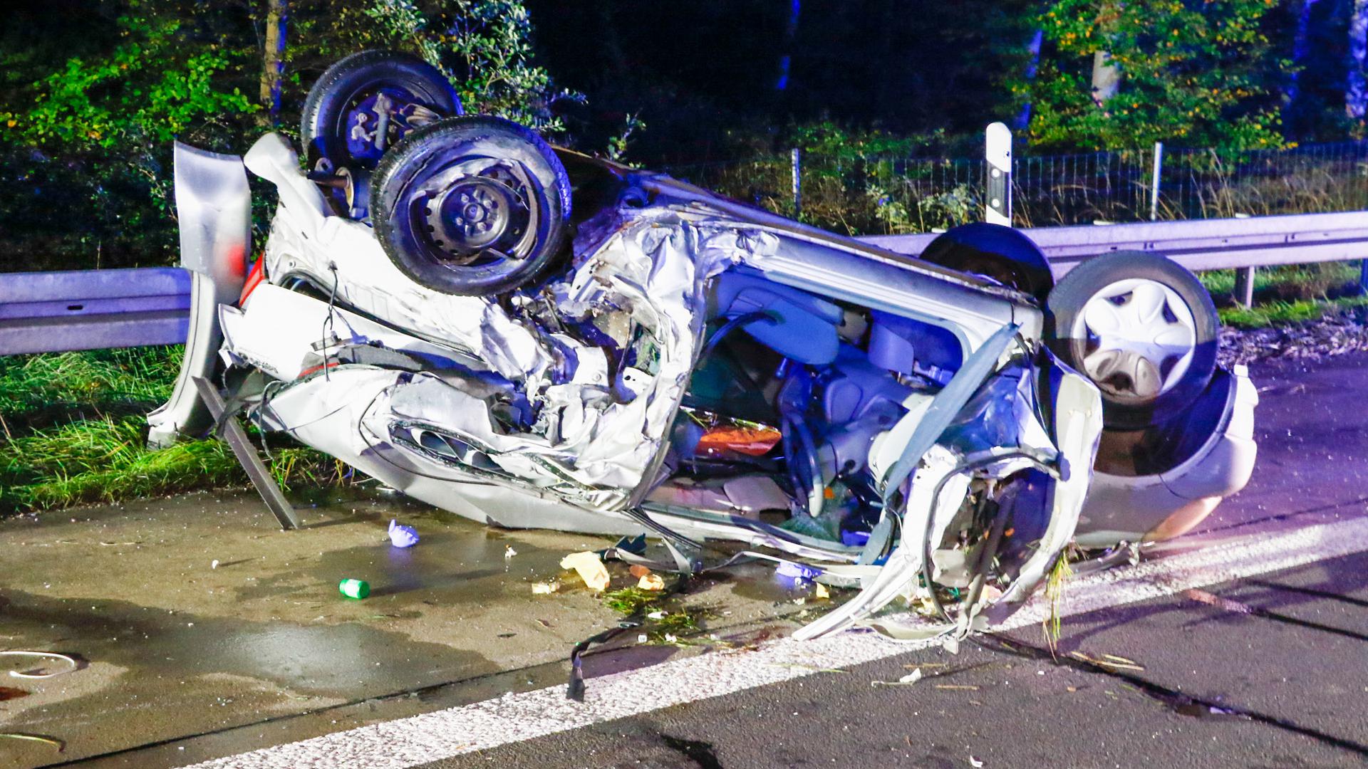Bei einem Unfall auf der A5 überschlägt sich das Auto eines 24-Jährigen: Der Fahrer stirbt noch vor Ort.