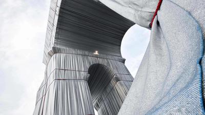 Der Arc de Triomphe (Triumphbogen) ist mit Stoff verhüllt. Das Projekt «L'Arc de Triomphe, Wrapped» der verstorbenen Künstler Christo und Jeanne-Claude wird vom 18. September bis zum 3. Oktober zu sehen sein. +++ dpa-Bildfunk +++
