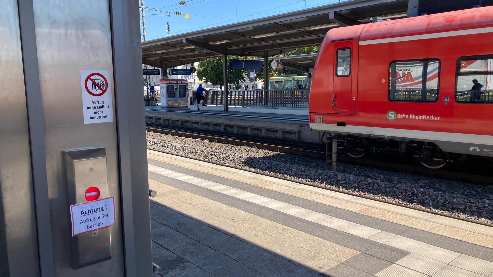 Seit Tagen außer Betrieb: Der neue Aufzug am Gleis 4 und 5 am Bruchsaler Bahnhof streikt mal wieder. Am Dienstag musste die Feuerwehr ein Paar befreien, das 30 Minuten bei größter Hitze eingesperrt war. 