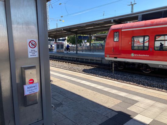 Seit Tagen außer Betrieb: Der neue Aufzug am Gleis 4 und 5 am Bruchsaler Bahnhof streikt mal wieder. Am Dienstag musste die Feuerwehr ein Paar befreien, das 30 Minuten bei größter Hitze eingesperrt war. 