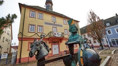 Der Marktplatz in Mingolsheim: Hier stehen die Skulptur „Der Wagenlenker“ von Jürgen Goertz und das alte Rathaus.
