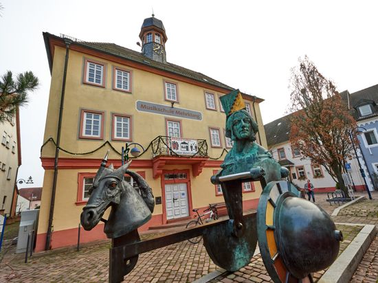 Der Marktplatz in Mingolsheim: Hier stehen die Skulptur „Der Wagenlenker“ von Jürgen Goertz und das alte Rathaus.