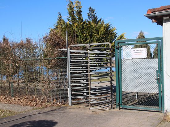 Blick auf das noch geschlossene Tor der Freizeitanlage „Äußeres Fischwasser“ am Baggersee in Langenbrücken