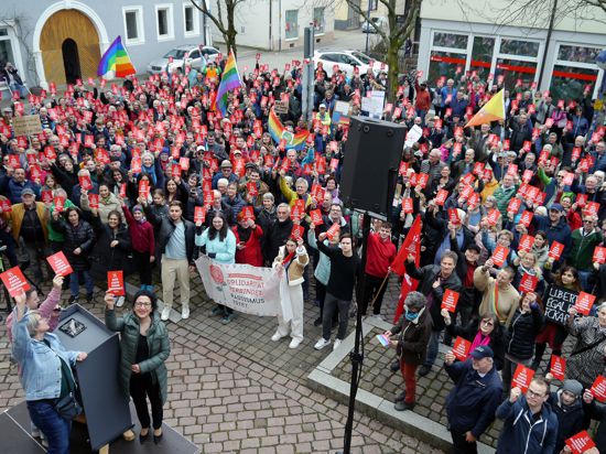 Hass, Hetze und Ausgrenzung bekommen in Bad Schönborn von gut 750 Menschen die rote Karte gezeigt.