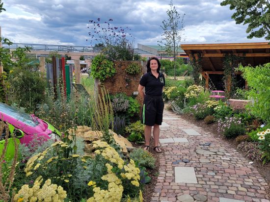 Meisterin für Garten- und Landschaftsbau Daniela Grünwald in ihrem Schaugarten „Aus Alt mach Neu“ auf der BUGA in Mannheim