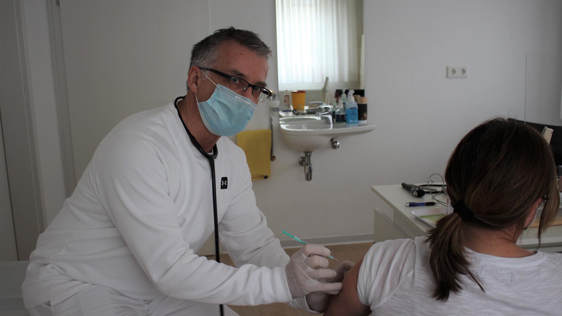 Reinhard Kästner, Hausarzt, Bad Schönborn, bei einer Corona-Impfung