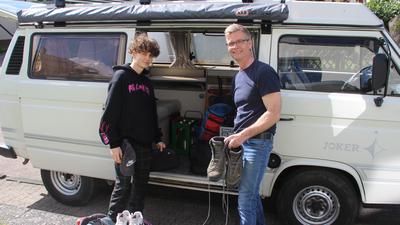 Wolfgang Heinzmann und sein Sohn Luk auf dem Weg zum Campingkurzurlaub in den Schwarzwald