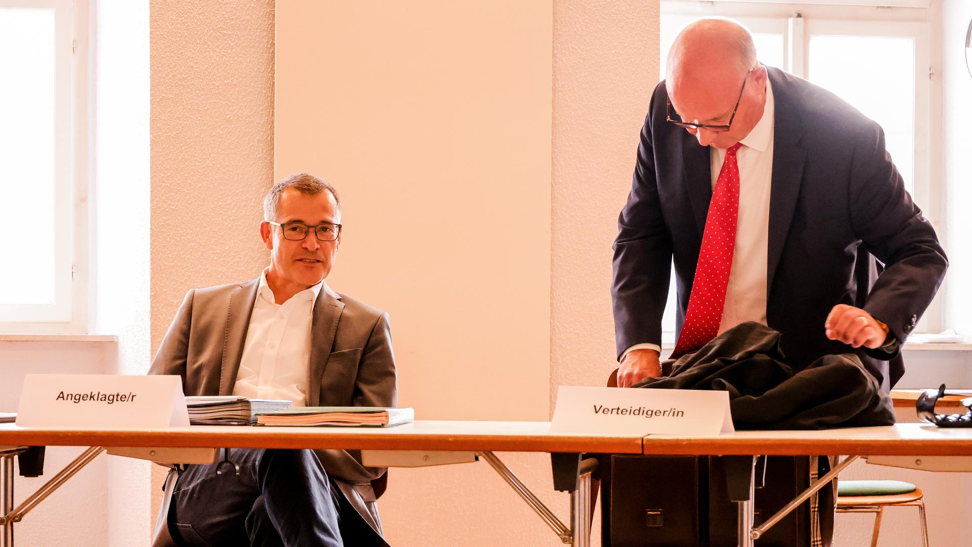 Kein Urteil gegen Klaus Detlev Huge, hier mit seinem Verteidiger vor dem Amtsgericht Bruchsal.