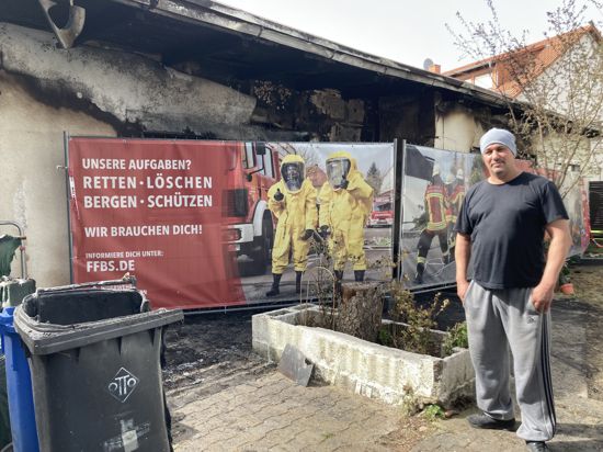 Nachbar Hossain Houmoum steht vor dem ausgebrannten Gebäude in Bad Schönborn.