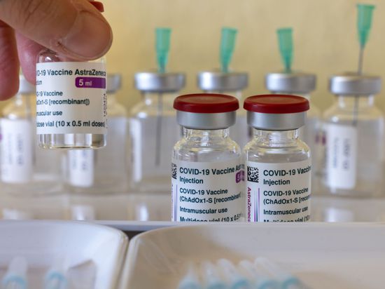 Die Impfstoffe von AstraZeneca stehen im Impfzentrum Apolda für die Corona-Schutzimpfung bereit. In den Thüringer Impfzentren werden heute insgesamt 5350 Beschäftigte an Grund- und Förderschulen sowie in Kindergärten zur ersten Corona-Impfung erwartet. +++ dpa-Bildfunk +++
