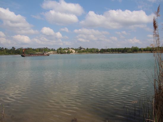 Archivfoto: Hier  auf dem Philippsee soll mit einer Grundfläche von 8,7  Hektar die größte schwimmende PV-Anlage Deutschlands entstehen