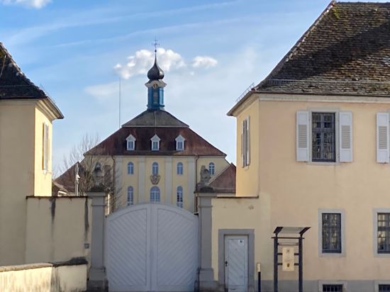 Blick auf historische Gebäude hinter Mauern. Schloss Kislau.