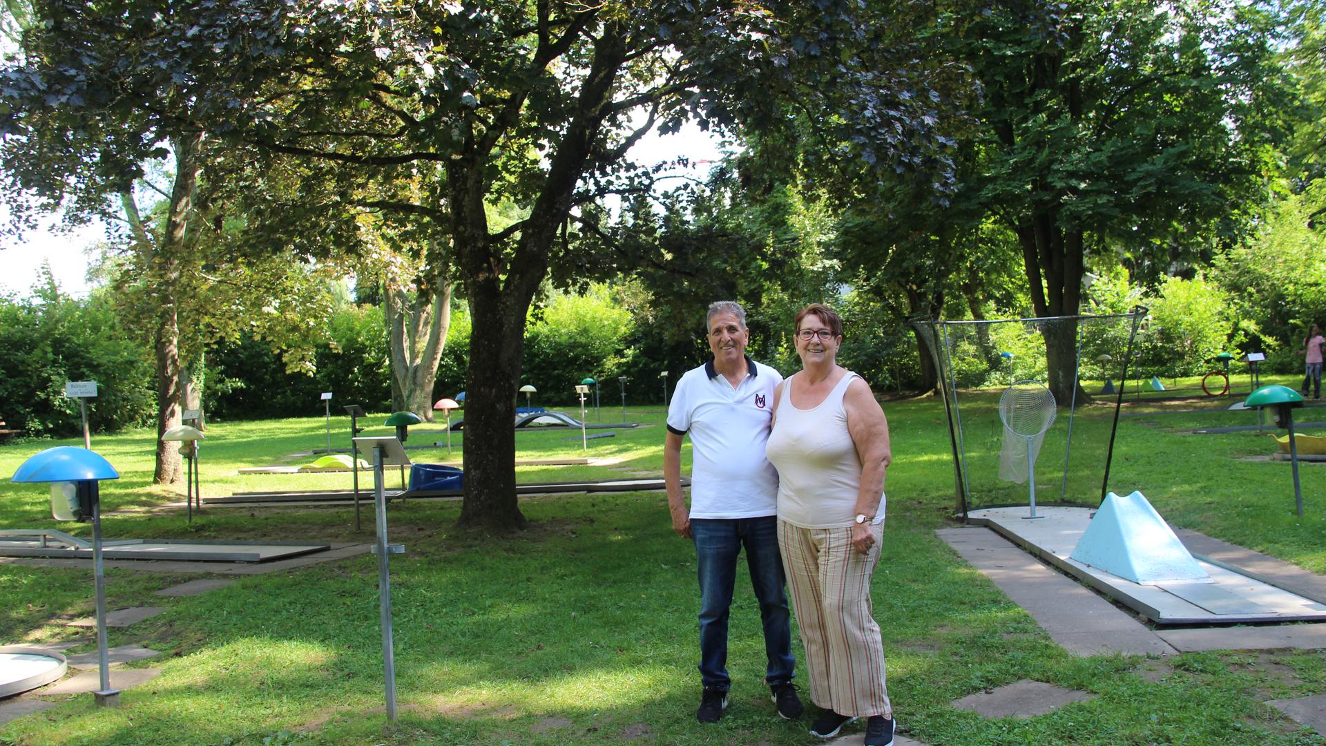 Abdallah und Philomena Benbekha bewirtschaften den Minigolf-Platz am Rande des Kurparks Sigel in Langenbrücken