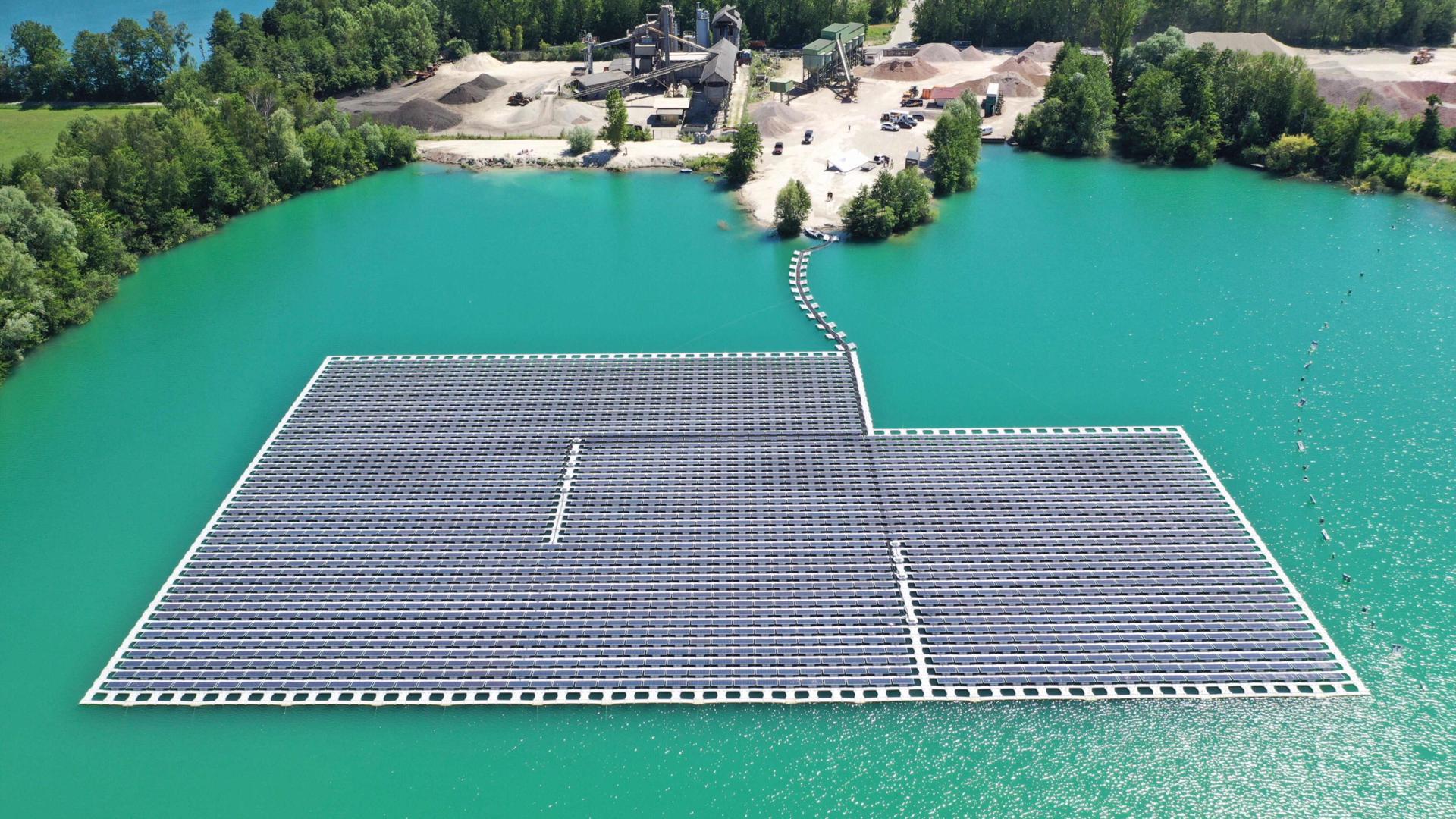 Eine Photovoltaikanlage schwimmt auf dem Baggersee Maiwald (Aufnahme mit einer Drohne). Mit Hilfe schwimmender Photovoltaikanlagen auf Baggerseen können Kieswerkbetreiber einen Teil des benötigten Stroms für ihre Maschinen vor Ort produzieren. (zu dpa «Wo sich Photovoltaik auf dem Baggersee lohnt») +++ dpa-Bildfunk +++
