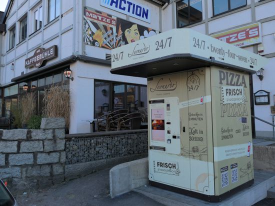 Pizzaautomat vor dem Lokal Kaffeemühle in Mingolsheim
