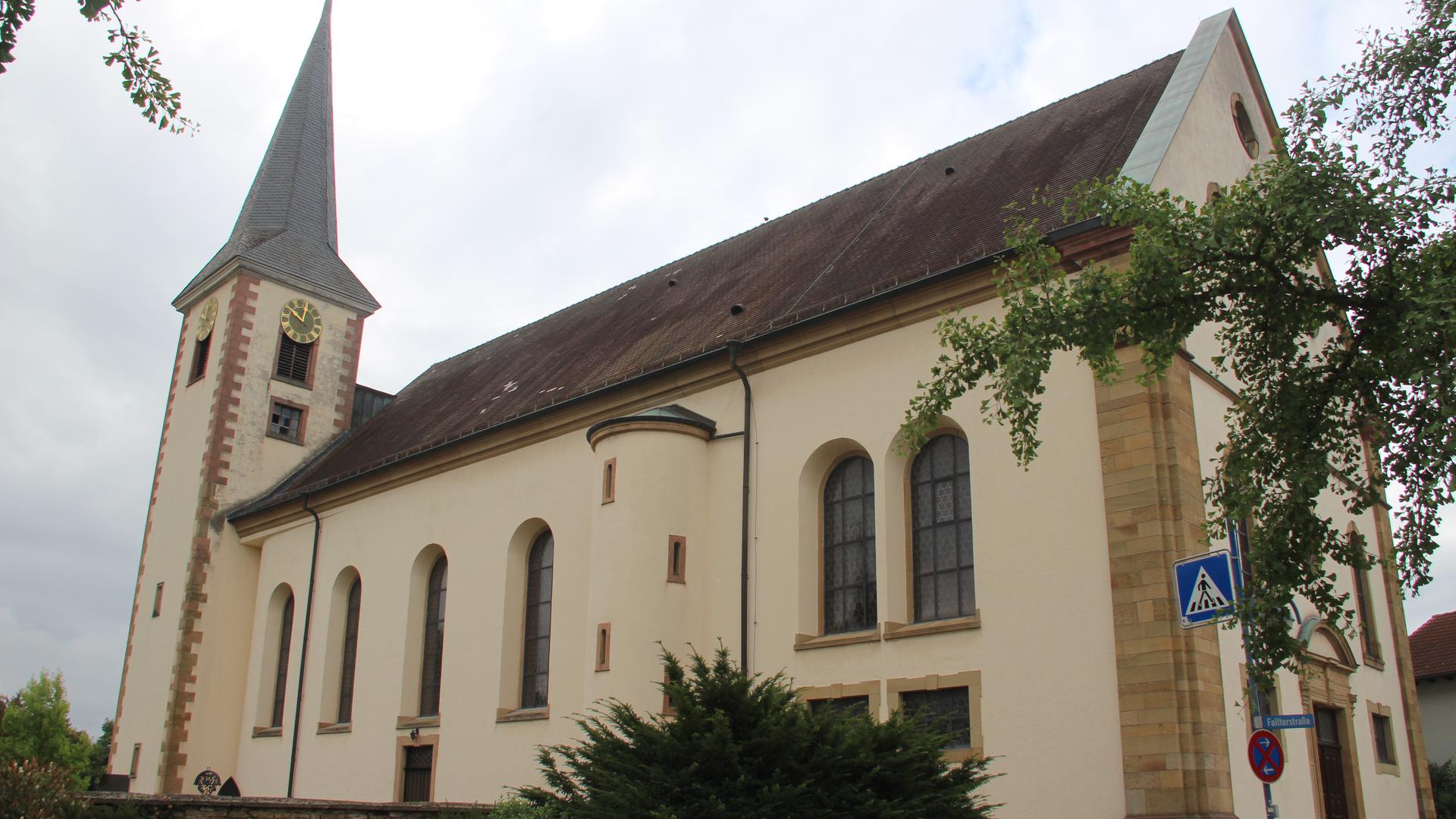 Diebe brachen eine Seitentür der Pfarrkirche St. Lambertus in Mingolsheim auf und stahlen sakrale Gegenstände inklusive Tresor