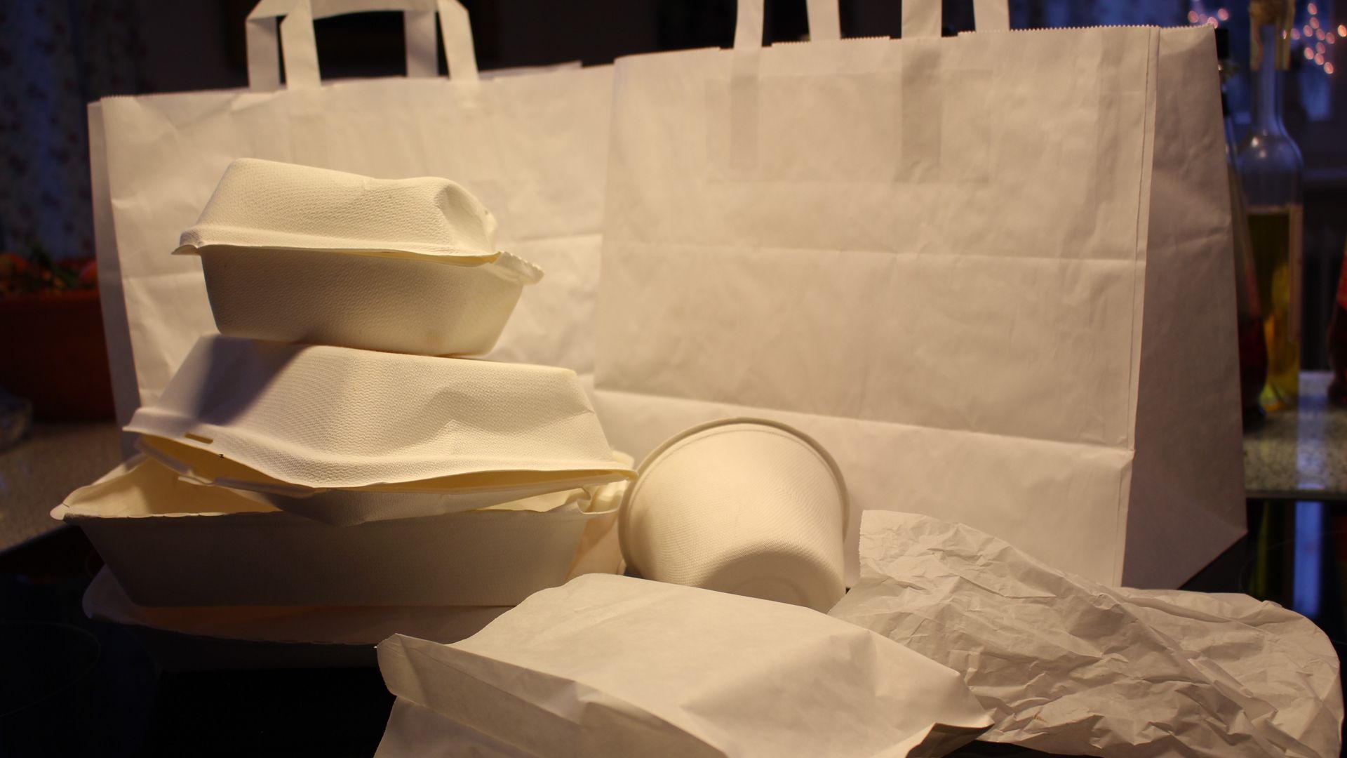 Papier und Pappe als Verpackungen für Speisen zum Abholen