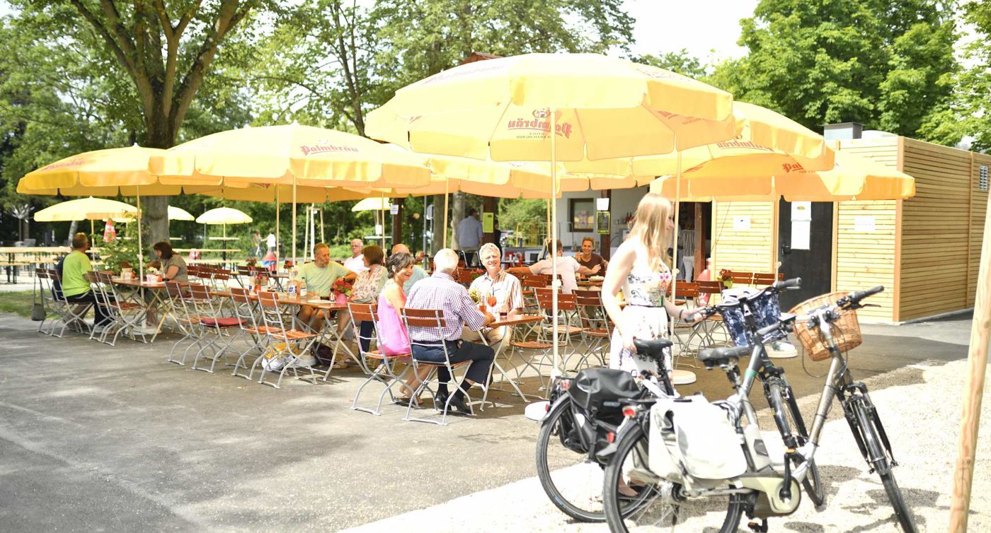 Im Biergarten im Sole-Aktiv-Park in Mingolsheim lässt sich Essen und Trinken mit Spiel und Sport verbinden. 