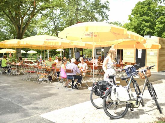 Im Biergarten im Sole-Aktiv-Park in Mingolsheim lässt sich Essen und Trinken mit Spiel und Sport verbinden. 
