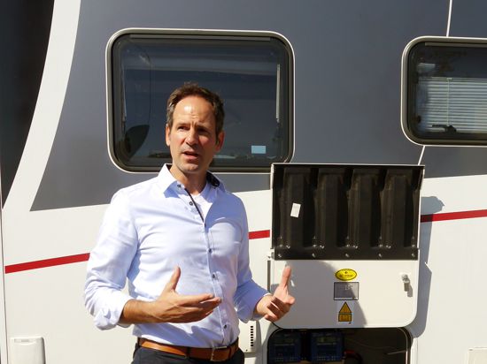 Snettboxen: Gerrit Schlagowsky, Geschäftsführer von Battery-Direct aus Bad Schönborn, zeigt den Einsatz von Lithiumbatterien in einem Wohnmobil.
