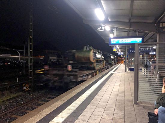 Ein Güterzug mit knapp 20 Panzern der Bundeswehr ratterte am Dienstagabend durch den Bahnhof Bruchsal auf dem Weg zu einer Übung in Sachsen. 