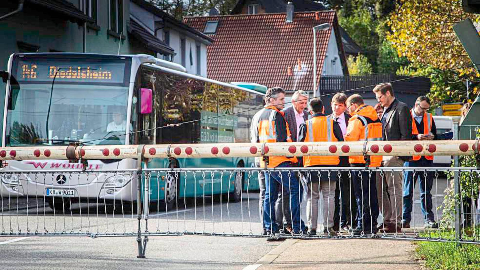 Eine Delegation begutachtete am Donnerstag alle vier betroffenen Bahnübergänge – auch den in Diedelsheim.