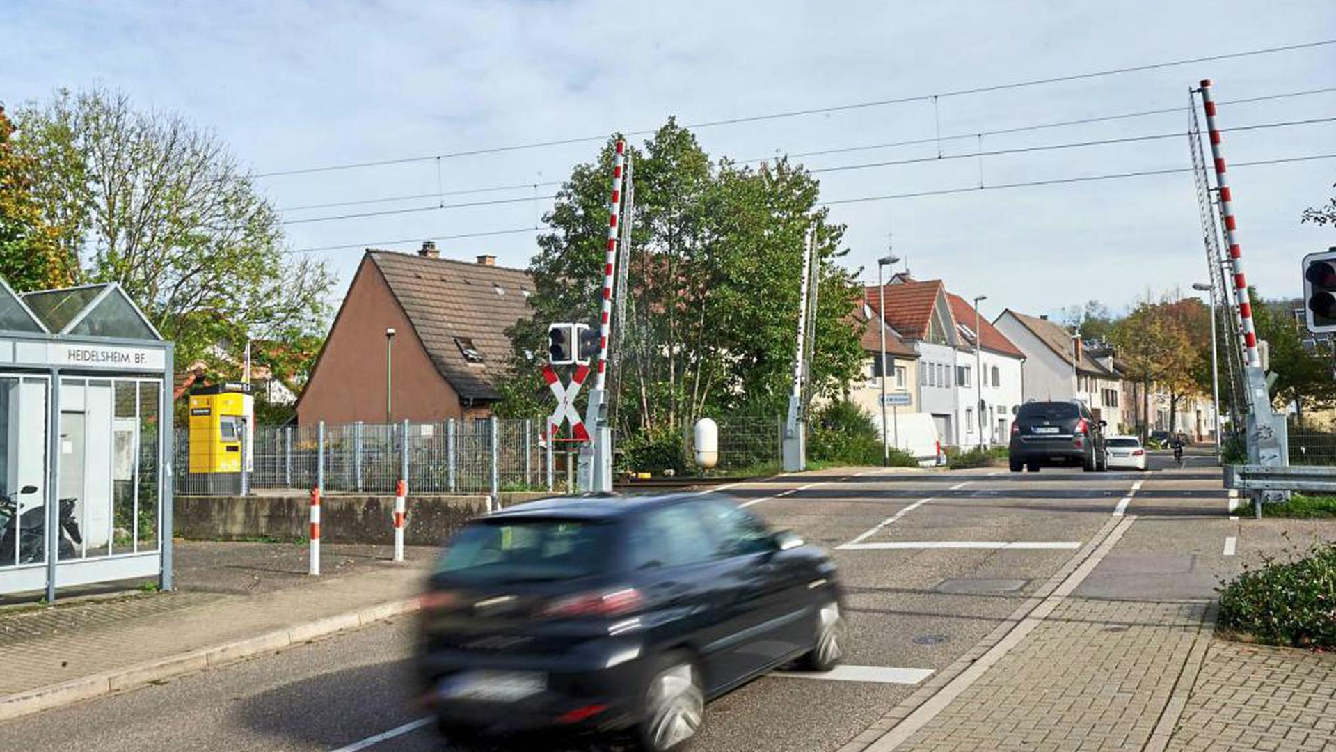 Offene Schranken am Bahnübergang in Heidelsheim wird es im nächsten Jahr nur selten zu sehen geben. Während der Sanierung der Schnellbahnstrecke soll er bis zu 56 Minuten in der Stunde geschlossen bleiben. Umleitungen sind in Planung.