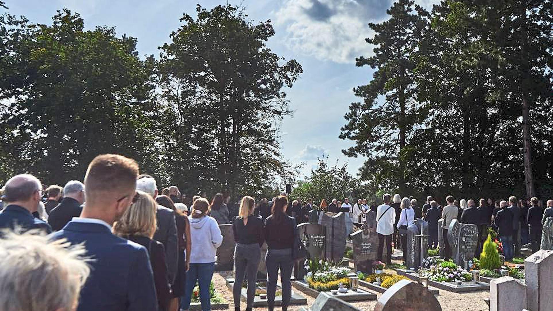 Abschied von Karlsdorfs großem Sohn: Zur Beerdigung Edo Zankis fanden sich Hunderte auf dem kleinen Karlsdorfer Friedhof ein.