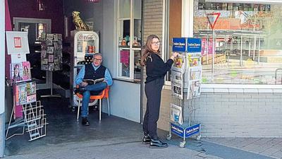 Sehen für ihren Kiosk keine Zukunft: Besitzer Michael Knebel und Tochter Julia, die Geschäftsführerin des Ladens. Mit Supermarktketten und Tankstellen können sie nicht länger mithalten.