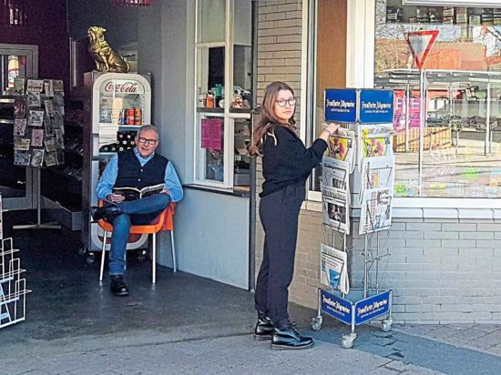 Sehen für ihren Kiosk keine Zukunft: Besitzer Michael Knebel und Tochter Julia, die Geschäftsführerin des Ladens. Mit Supermarktketten und Tankstellen können sie nicht länger mithalten.