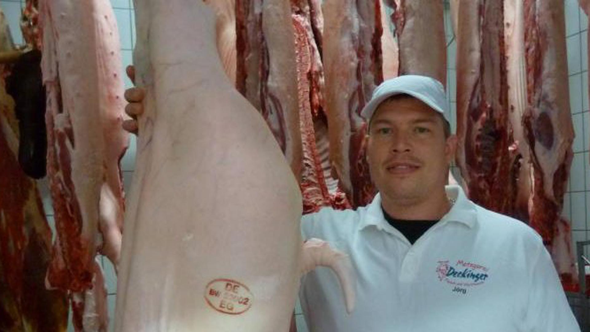 Bei der Arbeit: Jörg Deckinger aus Kraichtal-Oberöwisheim schlachtet jede Woche etwa 15 bis 20 Schweine.