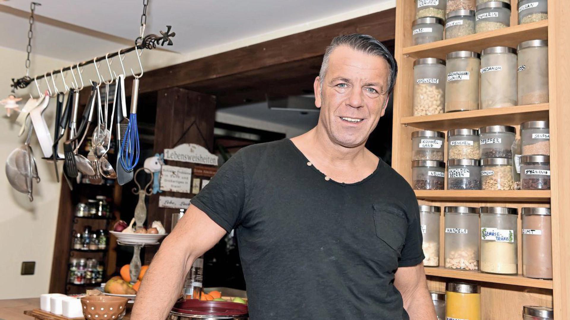 Detlef John, der dem Rammstein-Sänger Till Lindemann ähnlich sieht, in seiner Küche.