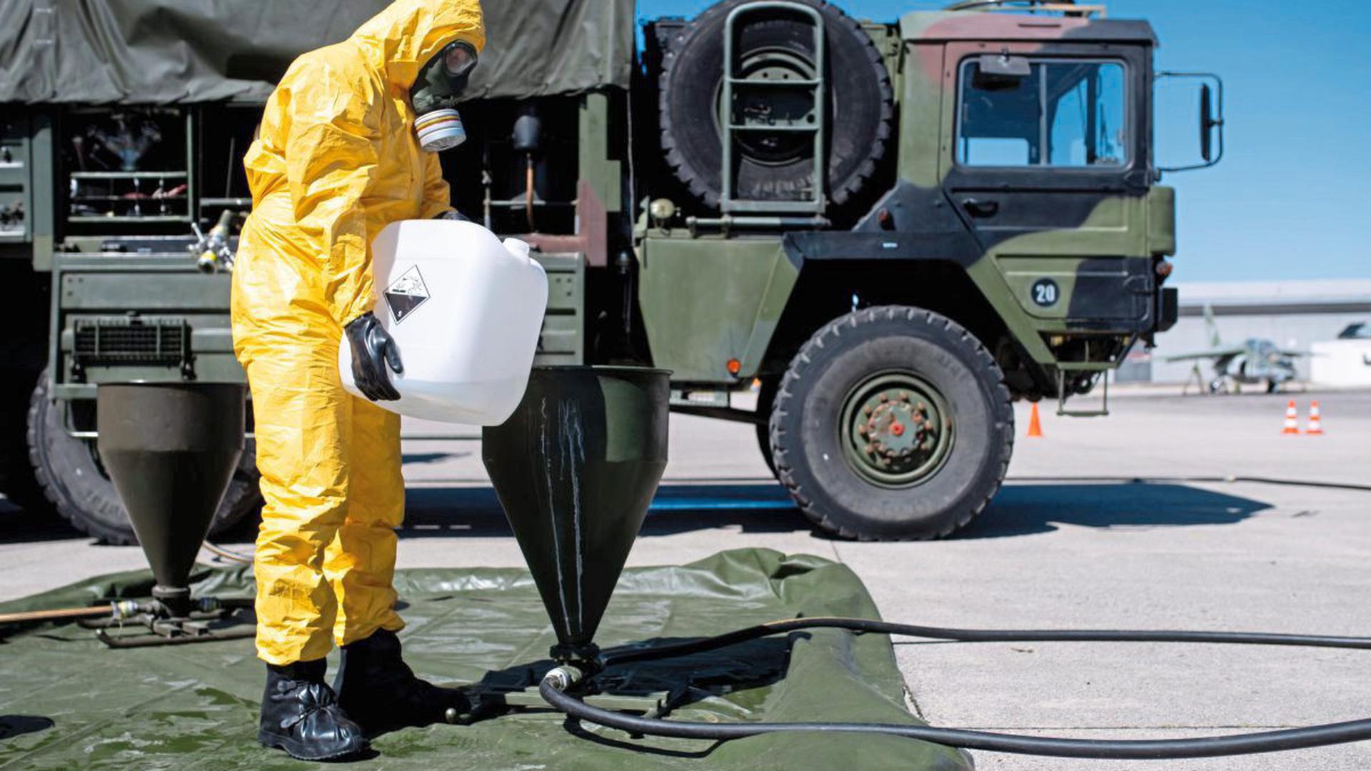 Tägliches Kanisterschleppen ist auf dem Gelände der Bundeswehr-Uni angesagt. Hier wird im Kampf gegen Corona Desinfektionsmittel produziert.